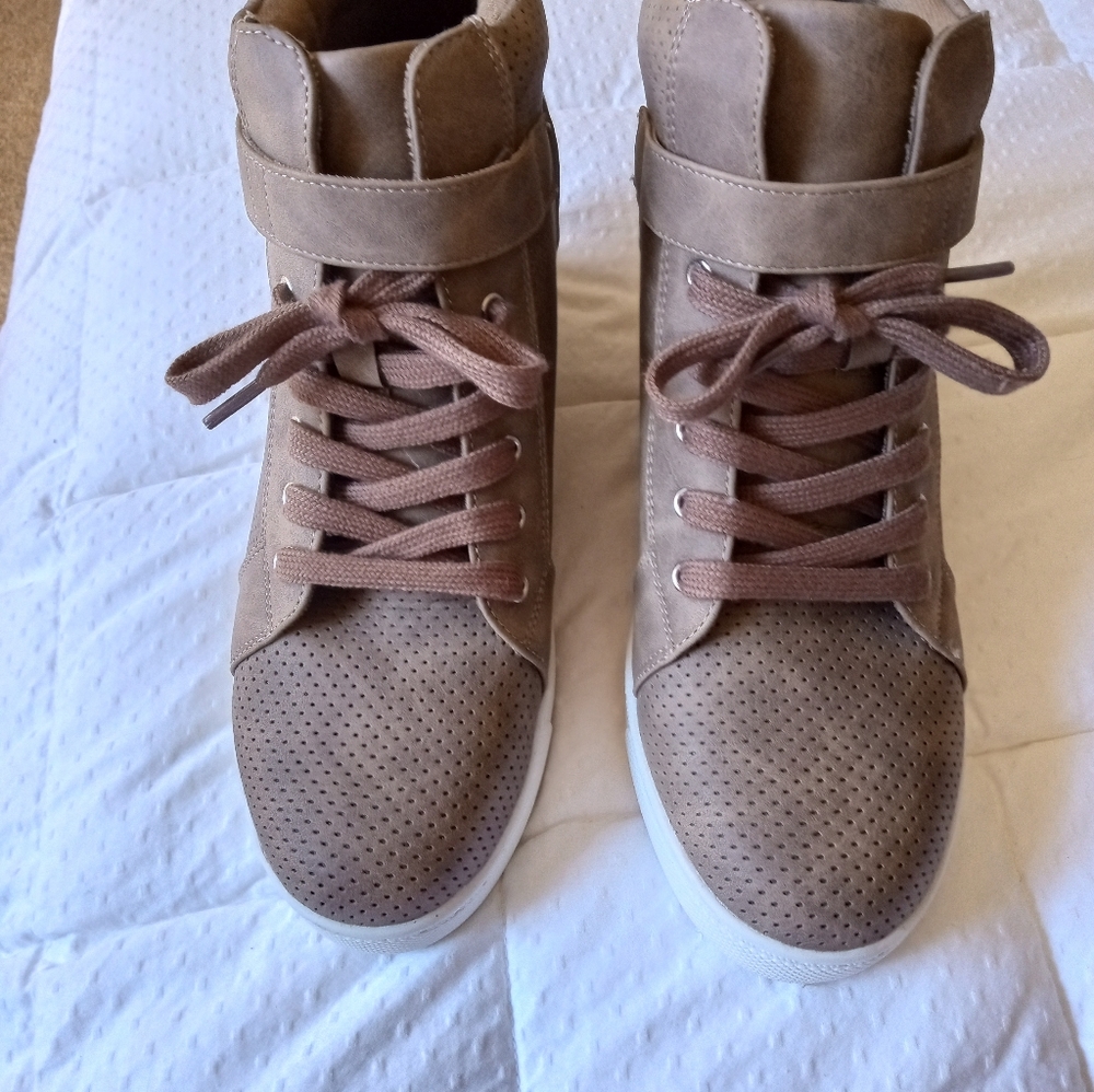 Women's wedge sneakers in taupe faux suede. Size 8.5